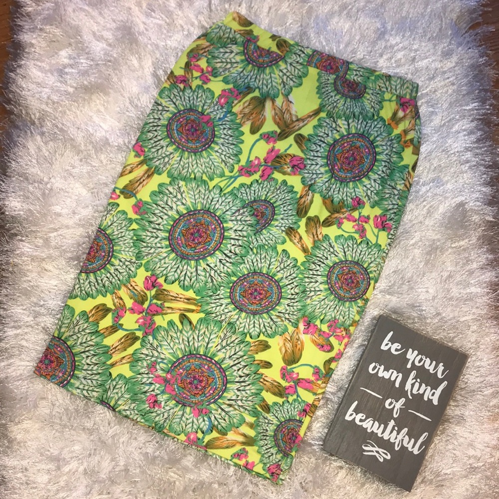 NWOT Neon Yellow Sunflower Print Stretchy Skirt Small